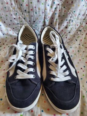Taos Shooting  Star Black / White Sneakers Size 7.5.
